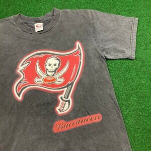 Vintage Tampa Bay Buccaneers Shirt Mens M Black Faded NFL Football Logo Y2K Tee